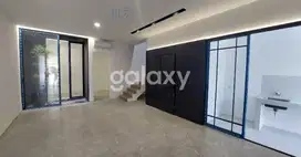 KUALITAS RUMAH MEWAH DENGAN DRY GARDEN DAN SKY LIGHT ,ROW 4 MOBIL