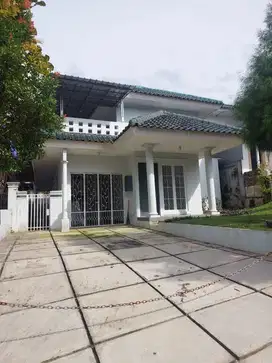dijual rumah dua lantai bagus rapih dan siap huni