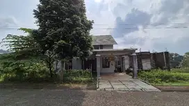 rumah satu lantai belakang view kali dan area hijau