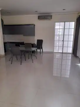 Disewakan Rumah Semi Furnish Cluster West Europe Hoek