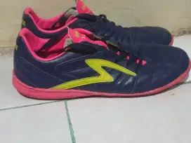 Sepatu futsal Specs Bold IN