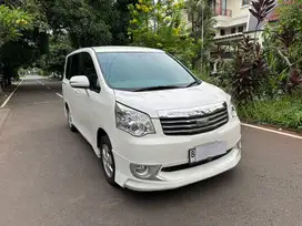 Toyota NAV1 V 2013 Automatic Mobil keluarga ternyaman