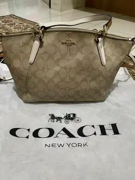 Tas coach Kelsey Satchel beige