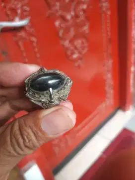 Batu Cincin warba Hitam ada sternya dengan ikatan Ring Perak tebal