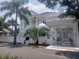 DIJUAL FULL FURNISHED!!!  Rumah mewah + kolam renang komplek Billymoon