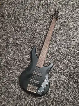 Bass Yamaha TRBX605FM 5 String