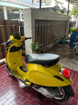 Vespa Sprint I-Get 2024 Yellow