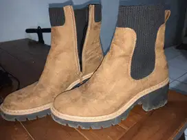 Preloved sepatu boots coklat bahan, model resleting