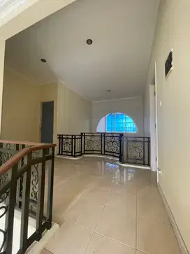 Disewakan rumah di cluster depan Citraland Surabaya barat