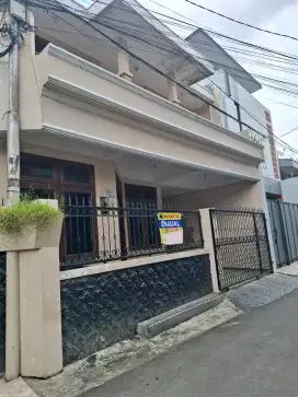 DIJUAL CEPAT RUMAH LOKASI BAGUS DEKAT PINTU TOL TEBET