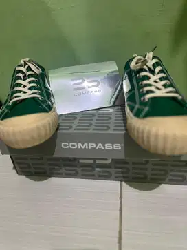 Sepatu Compass (Bekas)
