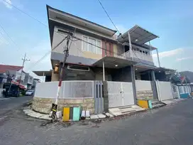 Turun harga spesial bulan ini rumah hook 2 lantai di mulyosari utara
