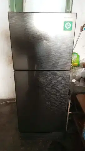 Lemari es merk Sharp