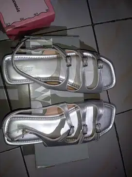 Sepatu/Sendal Blow Lavon