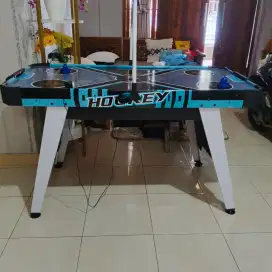 Air hockey game table with electronic score