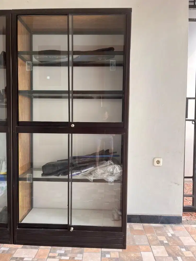 Lemari kaca aluminium