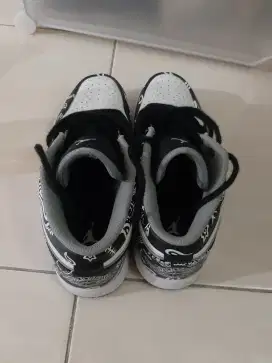 Sepatu Air jordan low batik rare  42.5   27cm