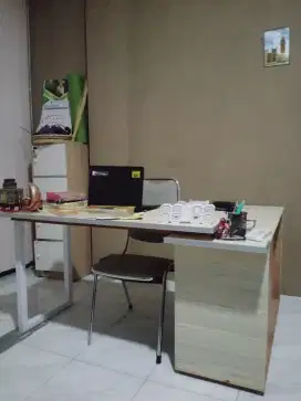 Meja kantor leter L
