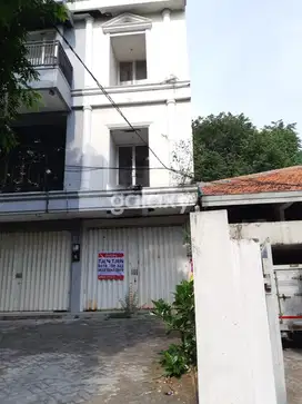 Ruko Jalan Biliton Surabaya 3 Lantai Hadap Timur