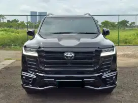 (Dp 20%)Toyota LC 300 AT. Tahun 2022. Hitam. Versi 70thn anniversary.