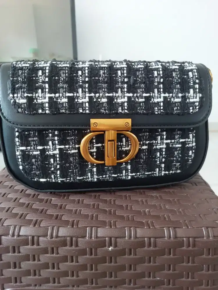 Tas Slempang Black