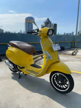 VESPA SPRINT 2023 YELLOW CURIOSO FAV COLOUR