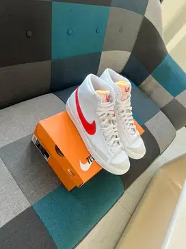 Nike Men’s Blazer Mid ‘77 Vintage Shoes White Original Ukuran 42