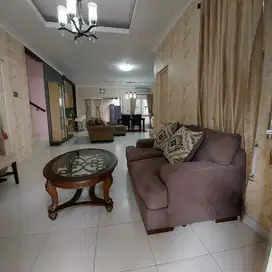 RUMAH 2 lantai  di KOTA WISATA, Rapih dan Siap Huni