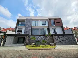 Dijual Rumah Super Mewah 3 lantai Full Furnished di Istana Dieng