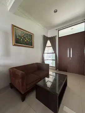 Disewakan Rumah Grand Wisata 2 Lantai 3+1 Kamar Tidur