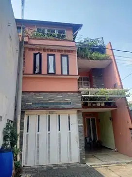 Jk256.Rumah 3 Lt Samping Kampus Polimedia, Srengseng Sawah, Jagakarsa