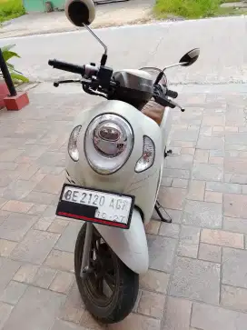 Honda Scoopy tahun 2023 warna putih