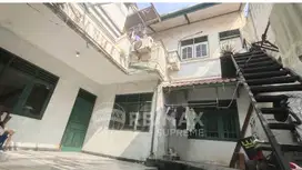 Dijual Rumah Besar Multifungsi cocok untuk tempat tinggal dan usaha.