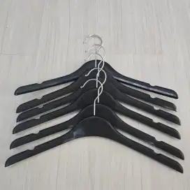 Hanger baju gantungan baju toko lemari