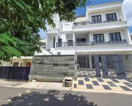 Rumah Mewah Brand New di Jl Dwijaya Raya, Gandaria