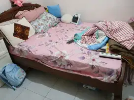 Kasur springbed dengan ranjang kayu jati