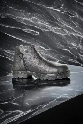 Pengrajin sepatu boots pria casual Gresik