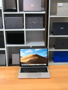MACBOOK PRO 2017 | INTEL CORE i5 | 8 GB | SSD 512 GB|GARANSI