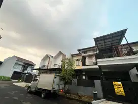 WTS / Dijual Rumah dengan Lokasi Strategis di Anggrek Loka, BSD City
