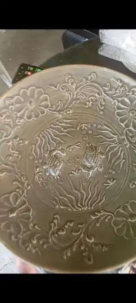 Piring seladon. Motif 2 ikan dan bunga lotus
