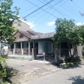Jual rumah di Pucang Gading lokasi pojok