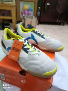 Sepatu futsal Ortuseight jogosala ultima size 42
