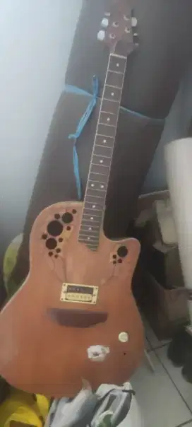 Gitar yamaha satu tangan sudah dilengkapi buat electrik