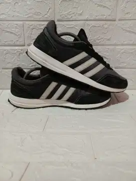 Adidas Retrorunner Black White size 46 fit to 45,5 (29,5cm)