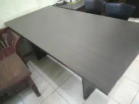 Meja rapat kantor besar kokoh