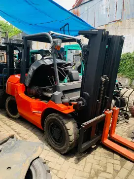 DIJUAL FORKLIFT BEKAS TOYOTA 3,5 TON MAST TRIPLE STAGE TAHUN MUDA