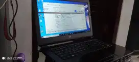 Laptop HP hitam Masih nyala