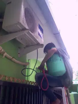 Cuci AC dan isi freon Surabaya