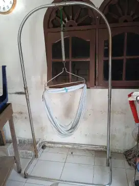 Tiang Ayunan Bayi