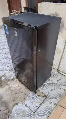 KULKAS BEKAS AQUA JAPM AQR185